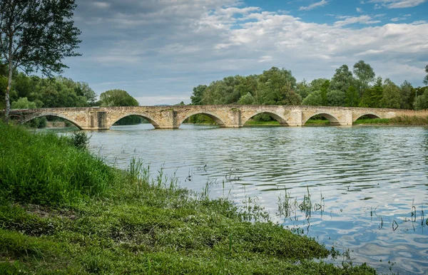 El puente de Buriano sobre el río Arno en Italia — Foto de Stock