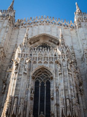 İtalya'da Milan Catehdral süslü cephe
