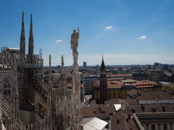 İtalya'da Milan Catehdral çatı terasından görünüm