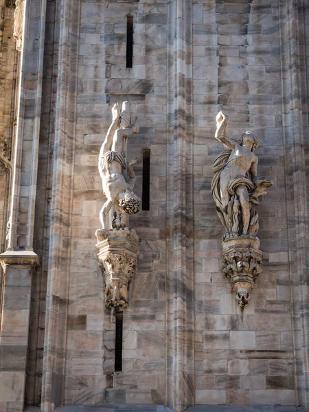 Beeldhouwwerk van de Heilige Petrus op sierlijke gevel van Milaan Catehdral in Italië — Stockfoto