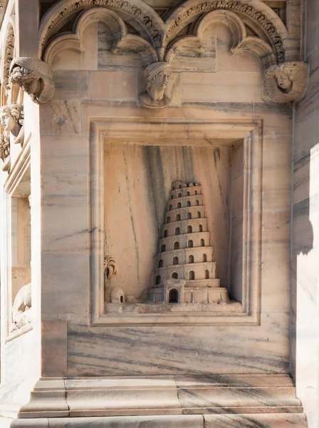 Utsmyckade lättnad på fasaden av Milan Catehdral i Italien visar Babel Tower — Stockfoto