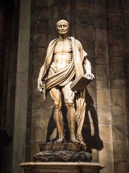 Staty av Saint Bartholomew i Milano Catehdral i Italien — Stockfoto