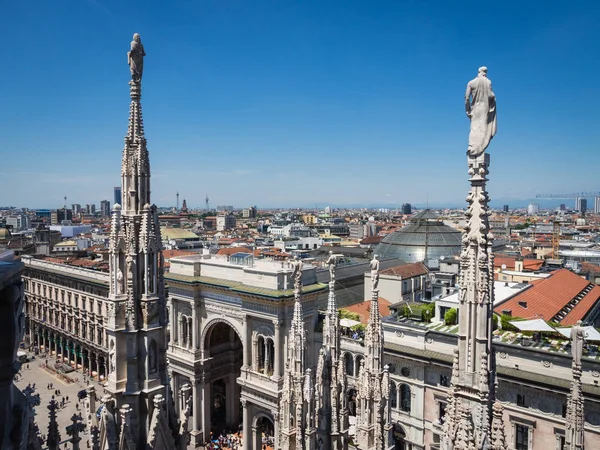 Utsikt från takterrassen i Milano Catehdral i Italien — Stockfoto