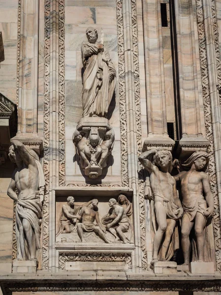 Fachada ornamentada de Milão Catehdral na Itália — Fotografia de Stock