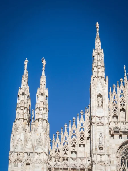 Utsmyckade fasaden av Milan Catehdral i Italien — Stockfoto