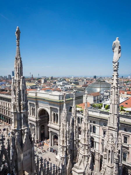 Utsikt från takterrassen i Milano Catehdral i Italien — Stockfoto