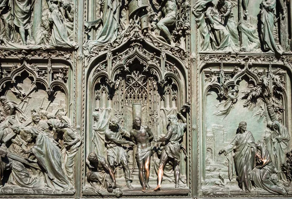 İtalya'da Milan Catehdral bronz kapı süslü detay — Stok fotoğraf