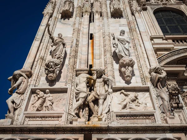 Verzierte Fassade der Mailänder Catehdral in Italien — Stockfoto