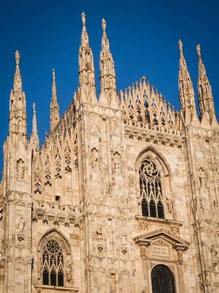 Utsmyckade fasaden av Milan Catehdral i Italien vid solnedgången — Stockfoto