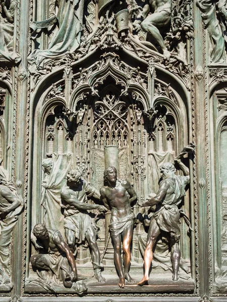 Detalle adornado de la puerta de bronce de Milán Catehdral en Italia —  Fotos de Stock