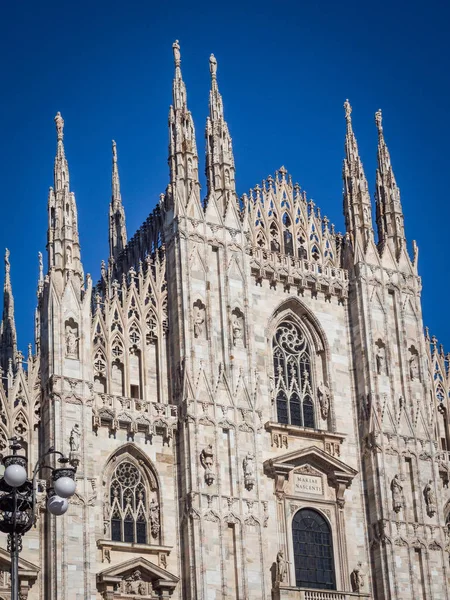 Utsmyckade fasaden av Milan Catehdral i Italien — Stockfoto