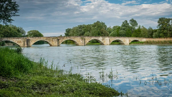 El puente de Buriano sobre el río Arno en Italia — Foto de Stock