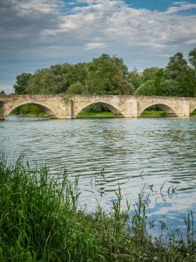 İtalya'da Arno nehri üzerindeki Buriano köprüsü