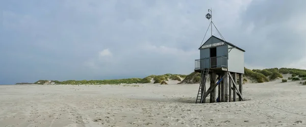 Refugio de emergencia en la playa de Terschelling, Países Bajos —  Fotos de Stock