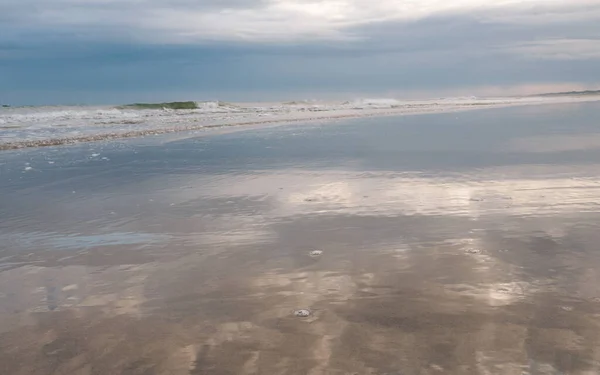 Nascer do sol ao longo da costa do Waddenzee holandês — Fotografia de Stock