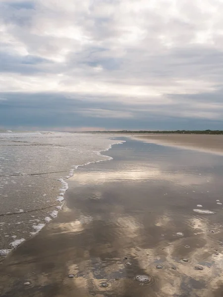 Nascer do sol ao longo da costa do Waddenzee holandês — Fotografia de Stock