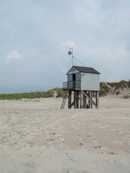 Nödskydd på stranden Terschelling, Nederländerna — Stockfoto