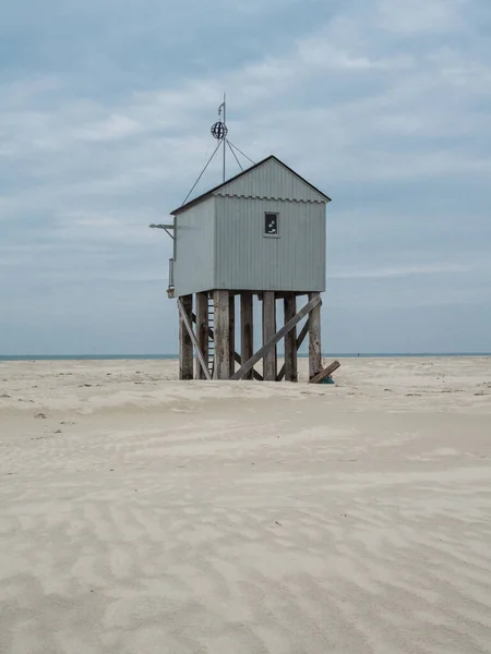 Экстренное убежище на пляже Тершеллинг, Нидерланды — стоковое фото