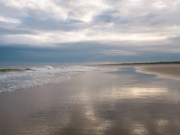 Nascer do sol ao longo da costa do Waddenzee holandês — Fotografia de Stock