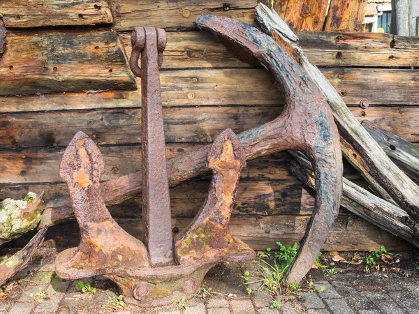 Rusty old ship anchors on the shore — Stock Photo, Image