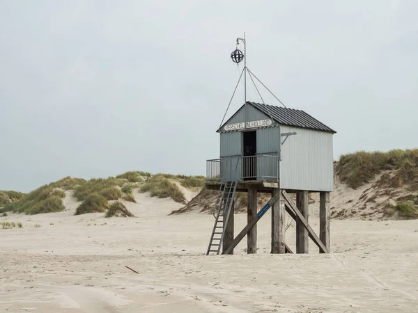 Hollanda, Terschelling plajında acil durum sığınağı Stok Resim