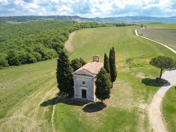 Letecká kaple Capella di Vitaleta v Toskánsku Val dorcia — Stock fotografie