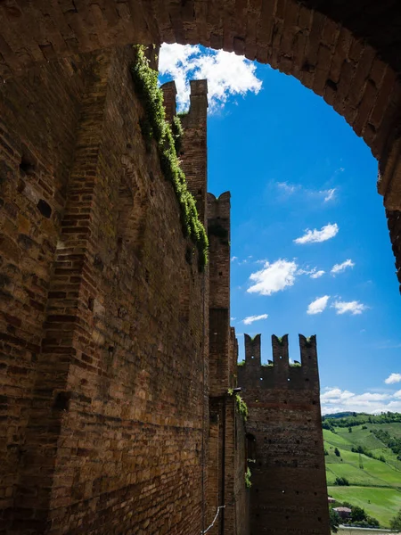 Rocca Viscontea i staden Castell Arquato, Italien — Stockfoto