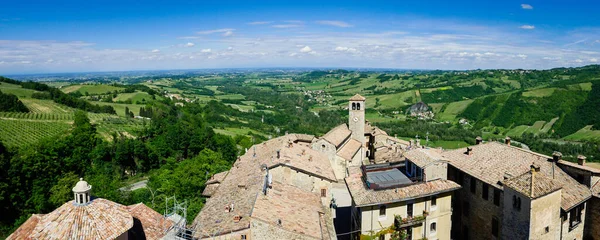 View on the surroundings of medieval fortress Vigoleno in Emilia-Romagna, Italy — Stock Photo, Image