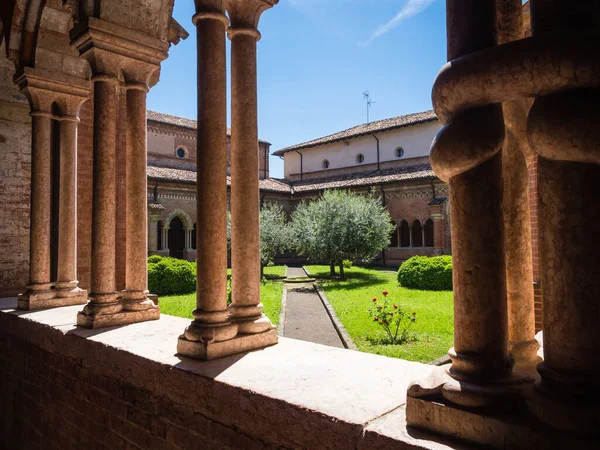 Abbazia di Chiaravalle della Colomba cerca de Piacenza, Italia — Foto de Stock