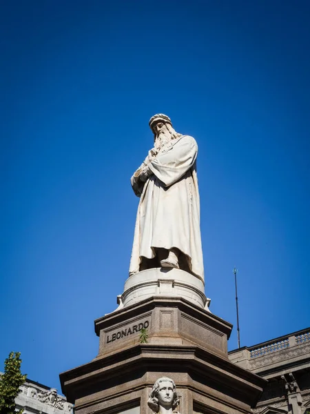 이탈리아 밀라노에 있는 레오나르도 다빈치 동상 — 스톡 사진