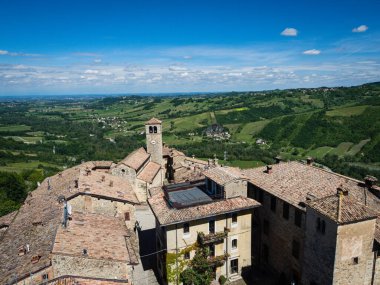 Emilia-Romagna, İtalya 'daki Vigoleno ortaçağ kalesinin çevresine bakın.
