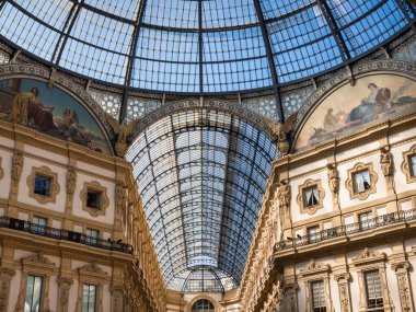 İtalya, Milano 'daki Vittorio Emmanuele Galerisi' nin cam çatısı