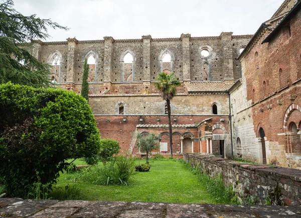 Abbaye sans toit de San Galgano en Italie — Photo