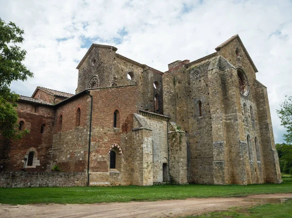 Opatství San Galgano v Itálii bez střechy — Stock fotografie