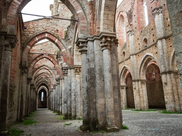 Dakloze abdij van San Galgano in Italië — Stockfoto