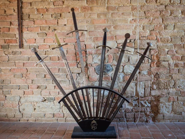 Old medieval swords and weapons on display — Stock Photo, Image