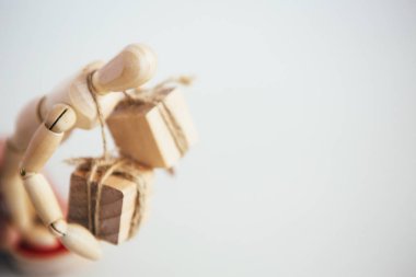 Boynunda yük olan tahta adam.