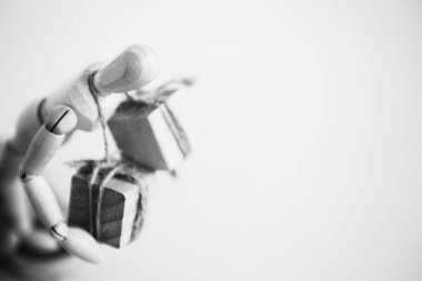 Bir yük ile ahşap adam .