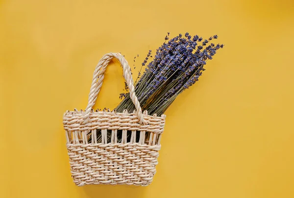 イエローの背景に手作りのナチュラルオーガニックバッグとラベンダーの花 トップビュー エコバッグコンセプト — ストック写真