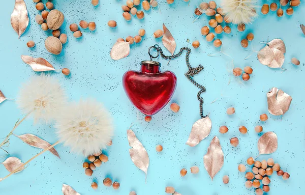 Corazón Cristal Decorativo Con Flores Bellotas Sobre Fondo Azul Vista — Foto de Stock