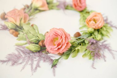 Beyaz arka planda gül ve yeşil yapraklardan yapılmış çiçek çelengi. üst görünümü, düz yatıyordu, doğum günü kavramı