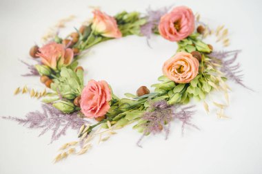 Beyaz arka planda gül ve yeşil yapraklardan yapılmış çiçek çelengi. üst görünümü, düz yatıyordu, doğum günü kavramı