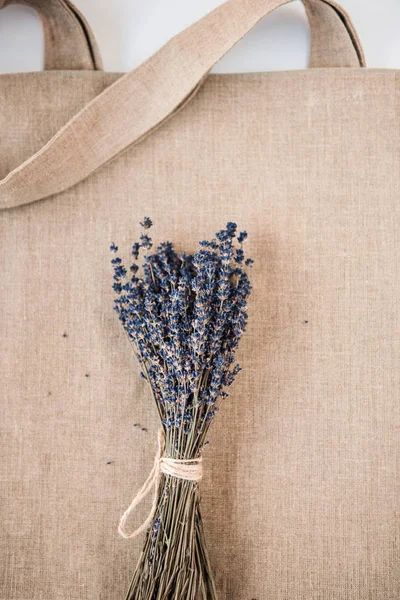 織物の背景にラベンダーの花に選択的な焦点 — ストック写真