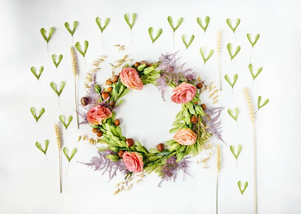 Corona Floral Hecha Rosas Hojas Verdes Sobre Fondo Blanco Top — Foto de Stock