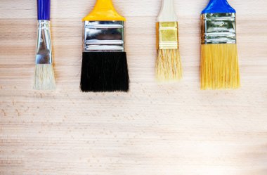 Ahşap arka plan daki farklı boya fırçalarından satır.