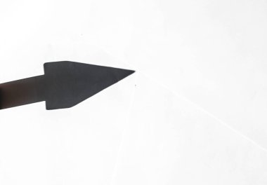 Beyaz arka plan üzerinde ok ve gölge işaretleme merkezi