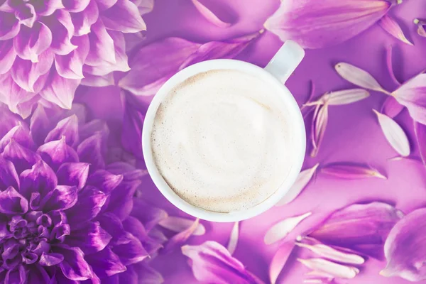 Top View Van Koffie Met Dahlia Bloemen Violet Achtergrond — Stockfoto