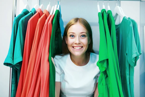 Mulher feliz comprador em vestido branco espreitando — Fotografia de Stock