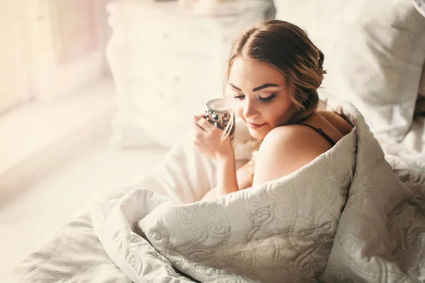 Dzień dobry. Kobieta budzi się w łóżku. Kobieta pijąca kawę w łóżku — Zdjęcie stockowe