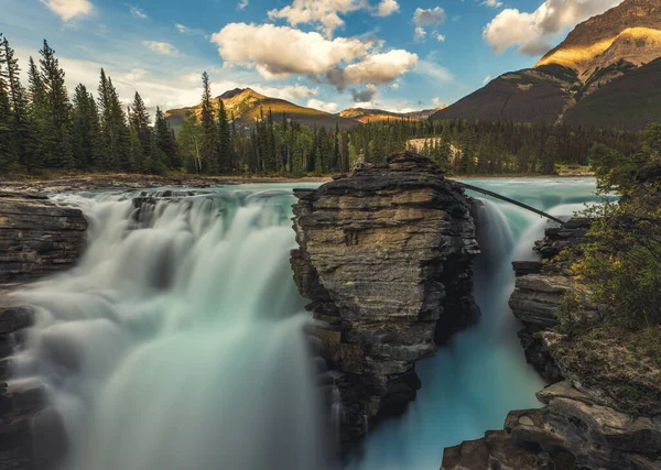 加拿大艾伯塔省贾斯珀市美丽的阿萨巴斯卡瀑布 — 图库照片
